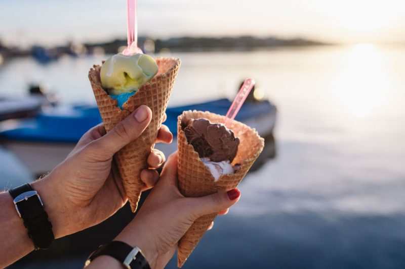 kaboompics_Man and Woman Holding Ice Creams1
